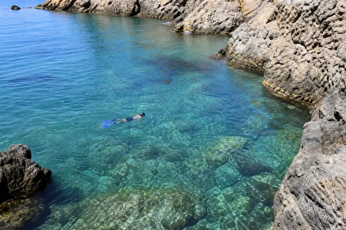 Snorkeling à la plage de Cerbère à Peyrefite dans une crique méditerranéenne