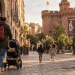 Visiter Perpignan en famille : parent et enfants près du Castillet